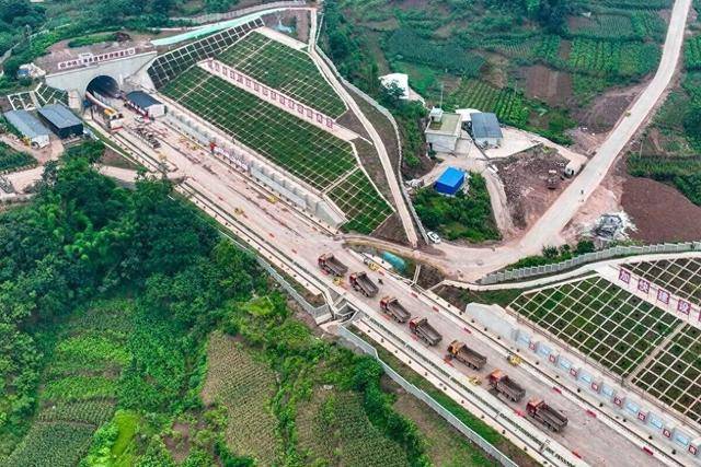 榜隧道贯通成都重庆至昆明旅行时间大幅缩短AYX爱游戏APP渝昆高铁新进展：谢家