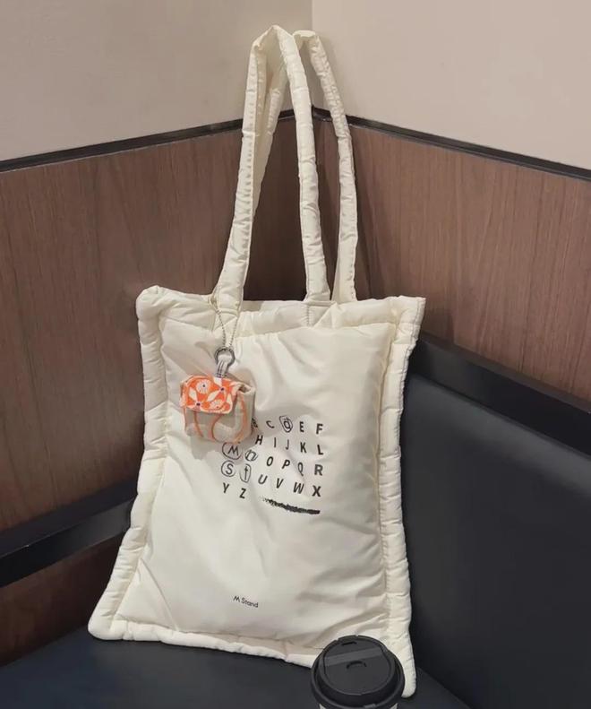 茶咖品牌“超进化”成小卖铺？爱游戏平台周边比奶茶还好卖！