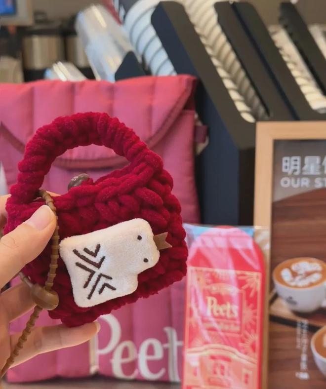 茶咖品牌“超进化”成小卖铺？爱游戏平台周边比奶茶还好卖！(图2)