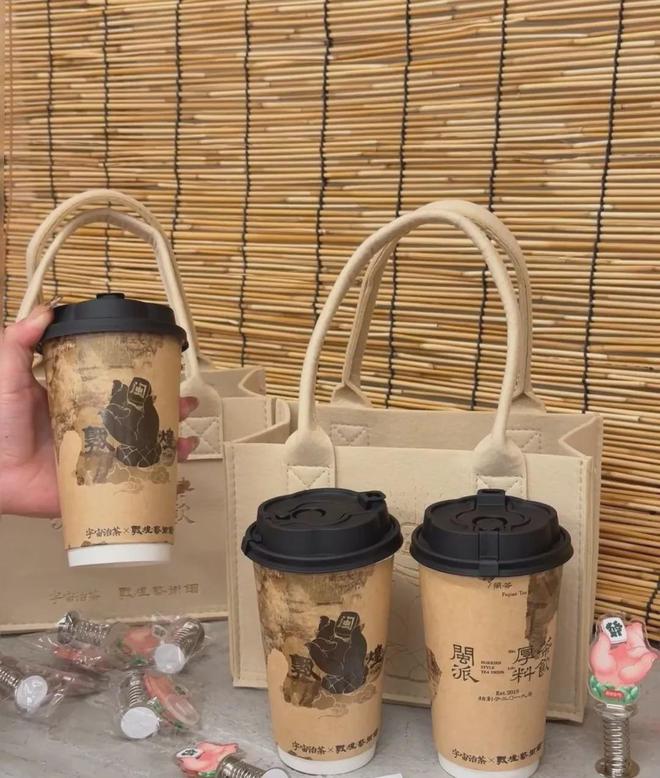 茶咖品牌“超进化”成小卖铺？爱游戏平台周边比奶茶还好卖！(图9)
