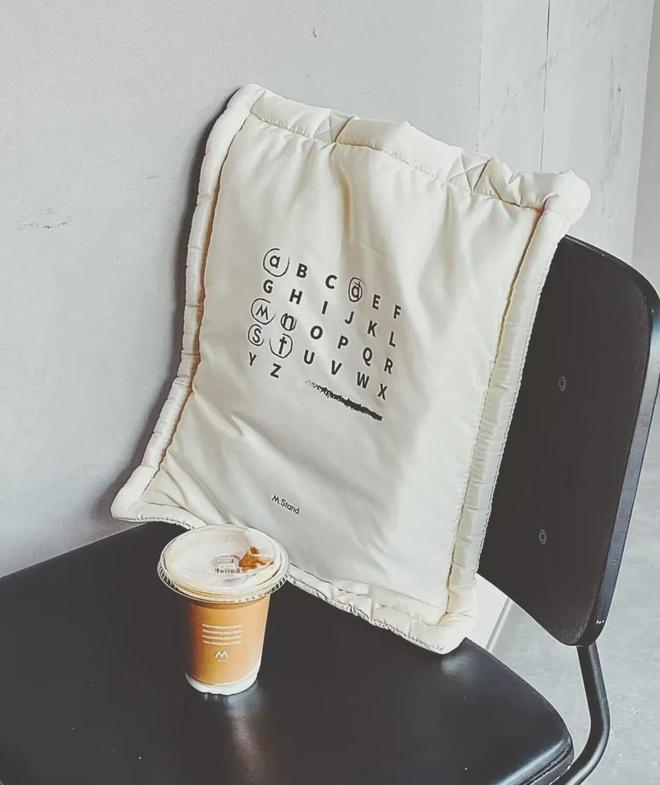 茶咖品牌“超进化”成小卖铺？爱游戏平台周边比奶茶还好卖！(图6)