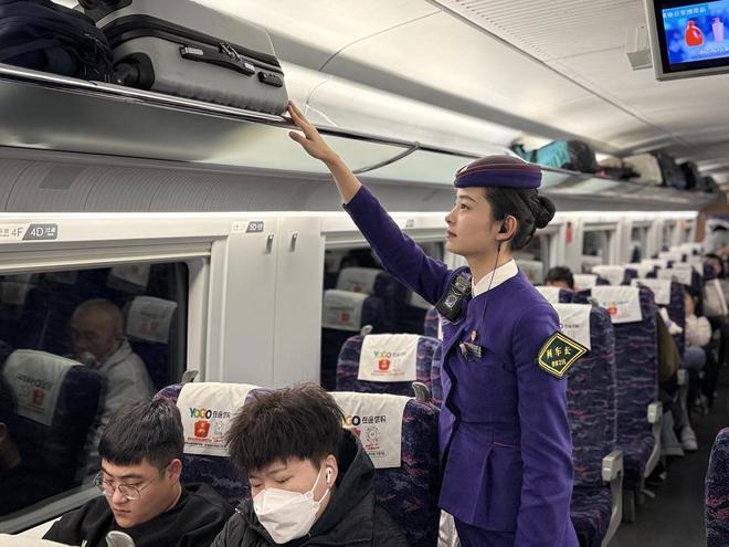 “值夜班”的高铁上她在轻声守护爱游戏最新山东交通春运故事丨